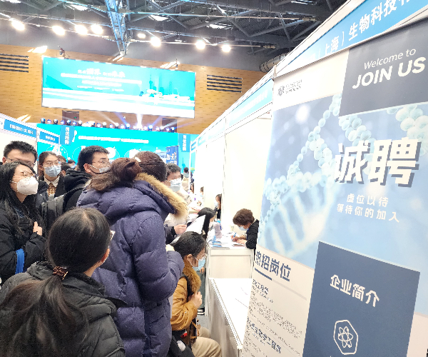 图说:浦东今年首场大型就业创业进校园活动举行。宋宁华 摄