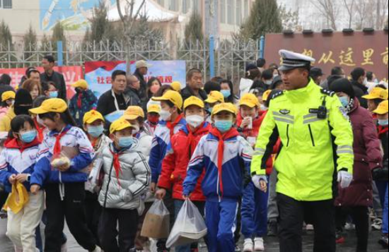 发挥“护学岗”机制作用！兰州交警筑牢校园周边交通安全防线