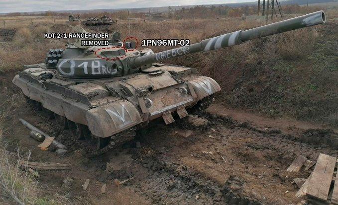 ↑一辆疑似经过升级的俄军T-62坦克出现在乌东部战区