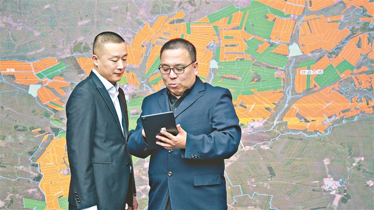 工作人员查询数据。任宝吉摄