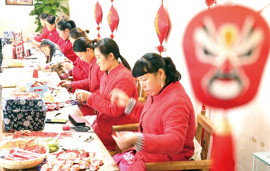 江苏省徐州市马庄村的香包文化大院里,村民们正在制作香包。图片来源:视觉中国