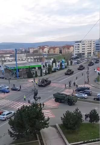 ↑当地时间27日，罗马尼亚军事装备正向与摩尔多瓦接壤的边境地区移动
