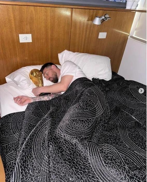 梅西怀抱大力神杯睡去。图片来源：梅西个人社交媒体