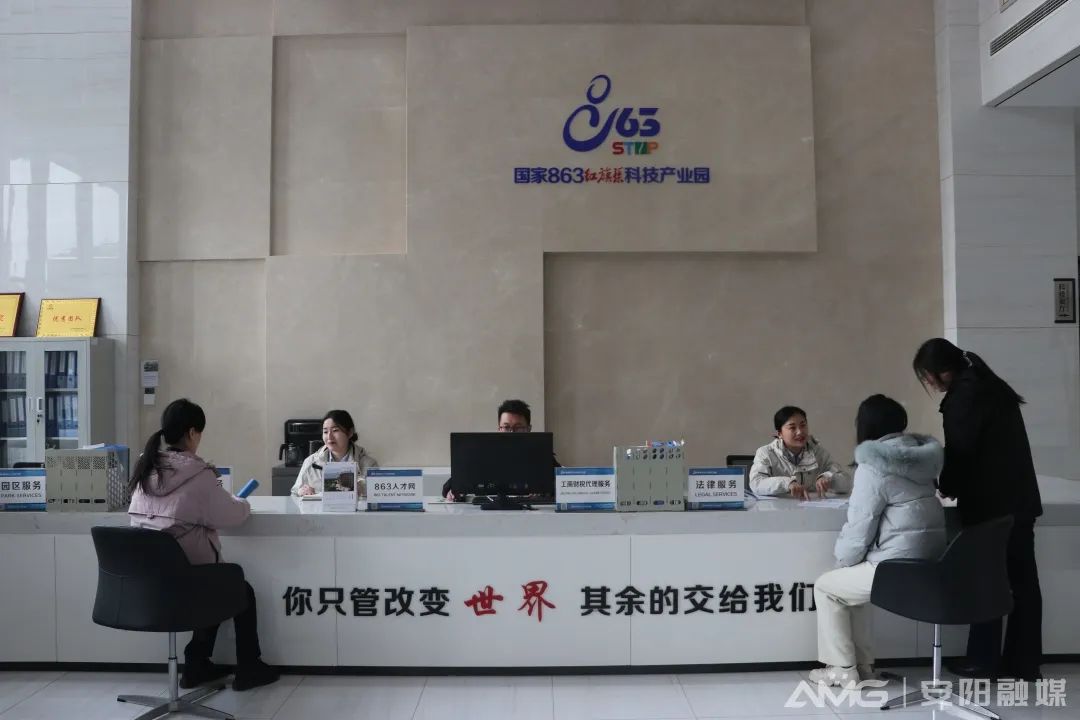 红旗渠创新创业园一站式服务中心一角(记者 刘剑昆 摄)