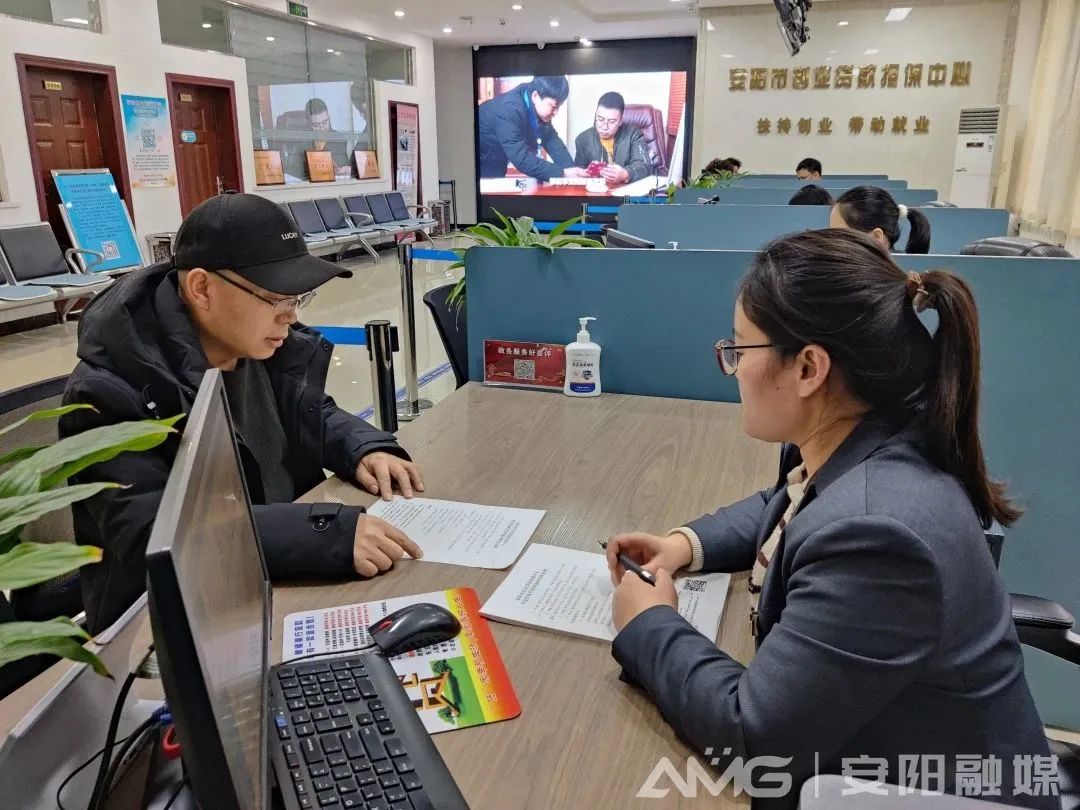 市民在市创业贷款担保中心申请贷款(记者 王慧敏 摄)