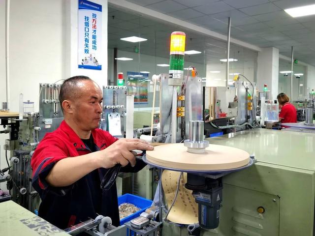 四川容熠电子元件制造企业生产车间里,工人在加紧作业。朱胤委 摄