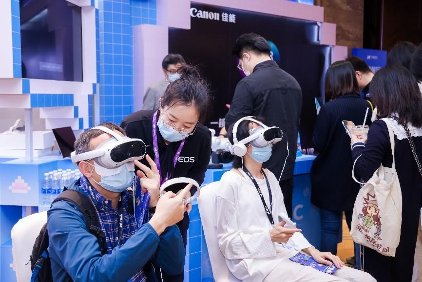 佳能展位吸引众多来宾体验感受VR魅力