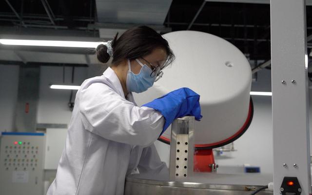 国家作物种质库超低温库中,科研人员将种质资源保存在-196℃的液氮中。新京报记者 王方杰 摄