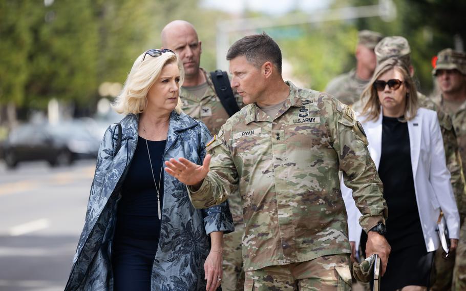 美軍陸軍部長克里斯蒂娜沃爾穆斯（左一） 圖自《星條旗報》