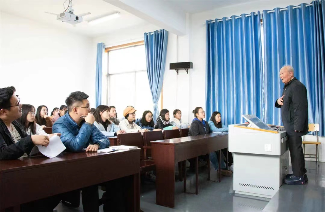 ▲沧南给学生上党课。
