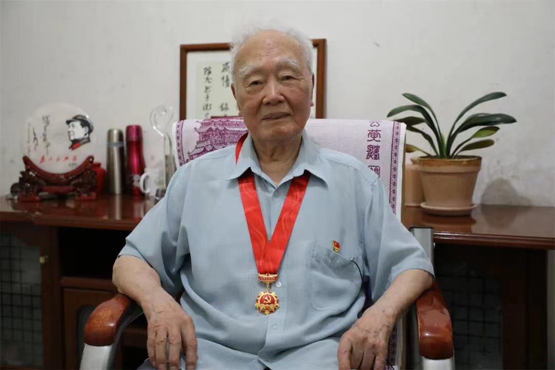 ▲2021年6月28日,沧南获得“光荣在党50年”勋章。