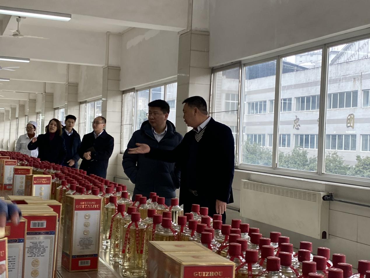 (糊涂集团董事长刘清明带领参观贵台酒生产线)