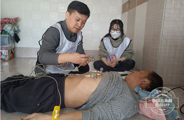 张杨带着志愿者为村民李学武复查。