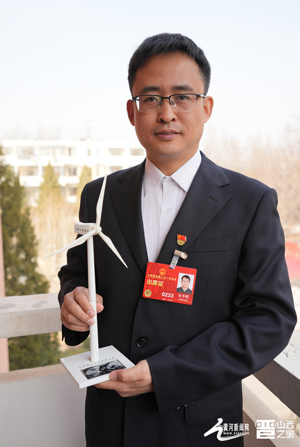 图为全国人大代表朱少辉