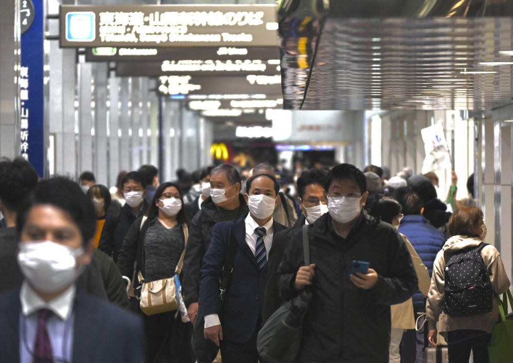 行人在日本東京站穿行。圖片來源:新華社