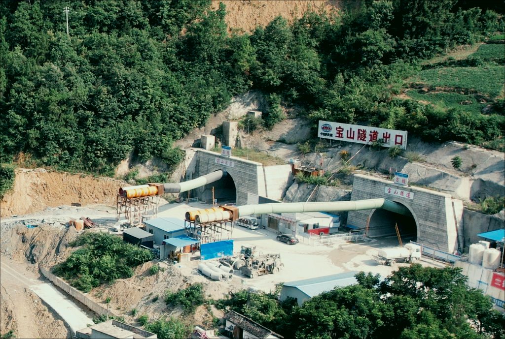 建设中的巫镇高速。中铁建重庆投资集团供图