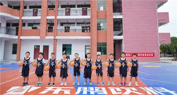 东鹏饮料支持青少年篮球体育