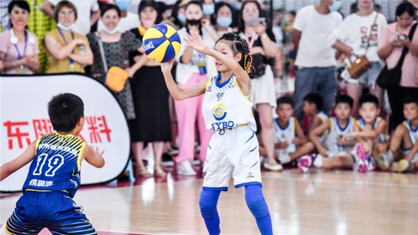 东鹏饮料支持青少年篮球体育
