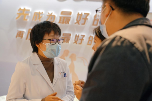 医生及工作人员解答备孕问题