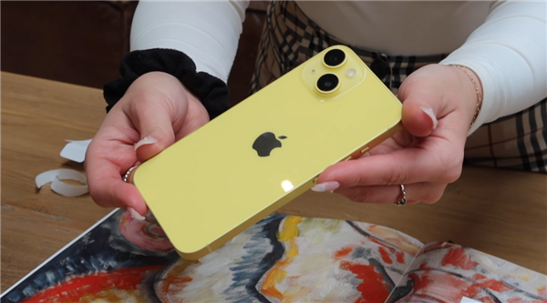 《苹果推出黄色款iPhone 14！美女小姐姐上手：实机感受下》