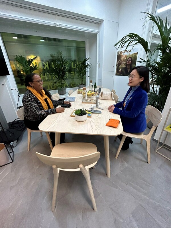 雅苒非洲及亚洲执行副总裁费桑(左)新浪财经欧洲站站长郝倩女士(右)