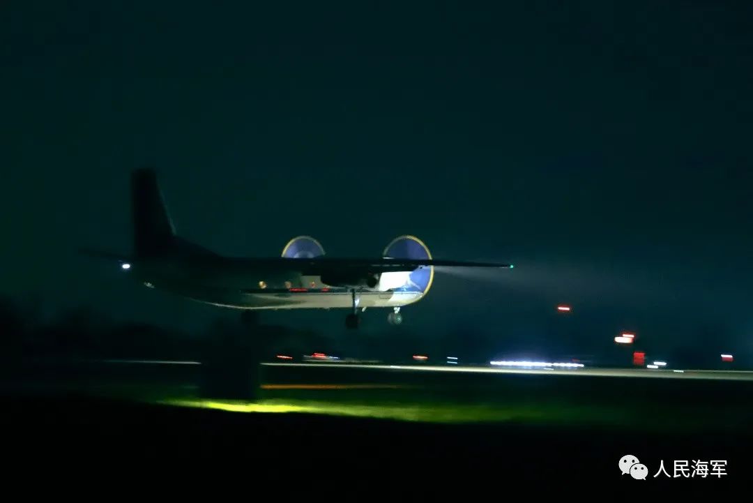 飞机航迹灯 14cf-1b2bbbf0c2fd4564cd18b1ff9ff5c88c.jpg