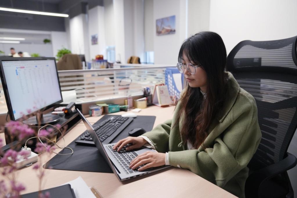 商务数据分析师张琼正在工作。(受访者供图)