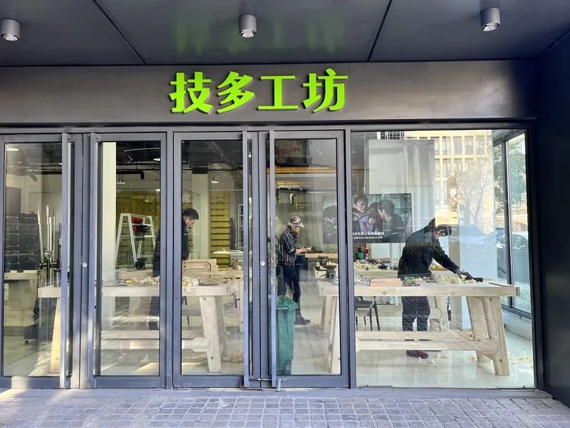 经过的人可以“围观”做木工的人。 吴越 摄