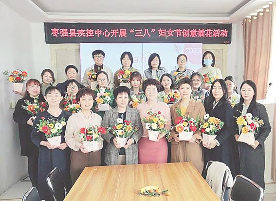 图为女职工们捧着自己的作品,开心的笑容与花朵相互交融。 文/图 贺桂娟 王文军