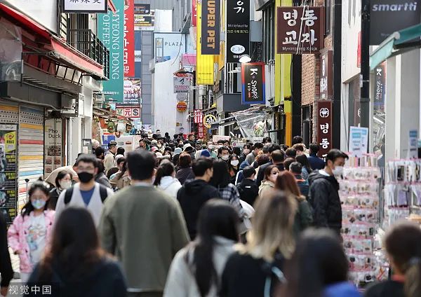 当地时间2022年10月10日,韩国首尔中区明洞街头。图源:视觉中国