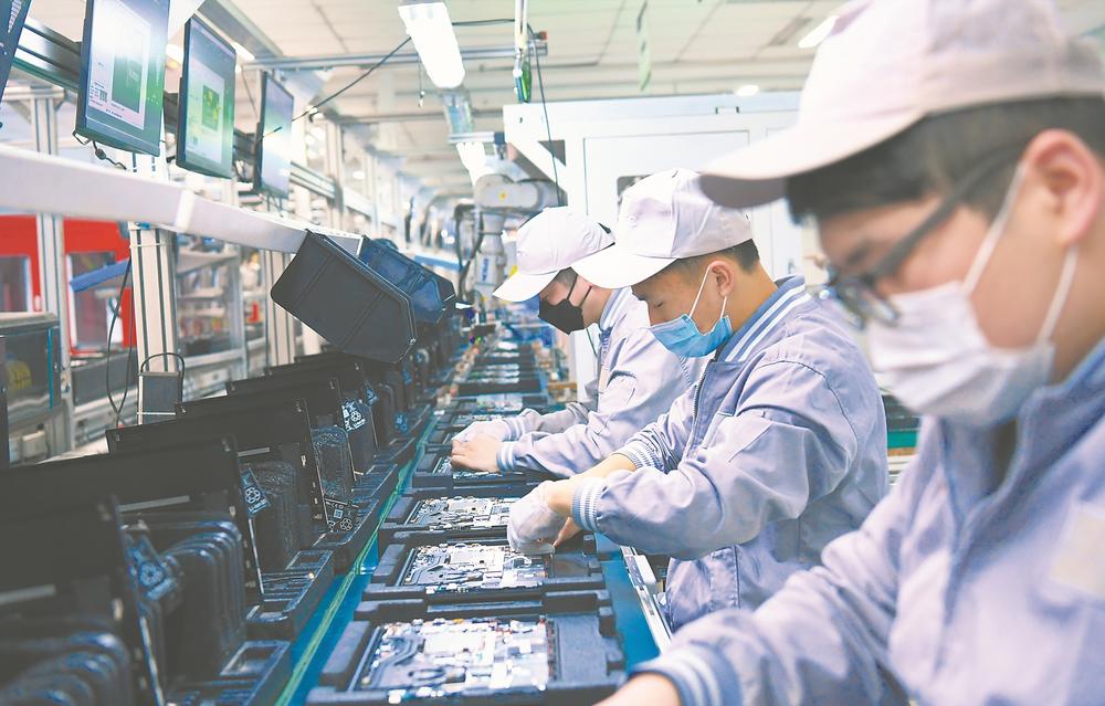 近日,合肥联宝科技“水星线2.0”上,工人们在对笔记本电脑进行分步安装。记者 程 兆 摄