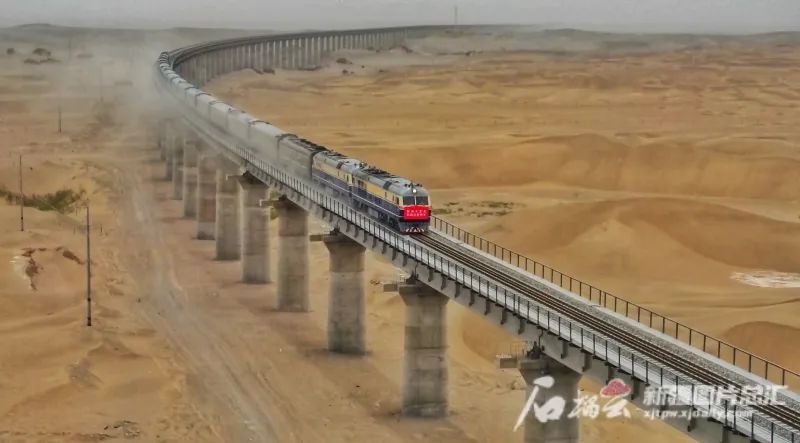 和若铁路开通首日,首发旅客列车通过若克雅特大桥(资料图片)。汪建鸿摄