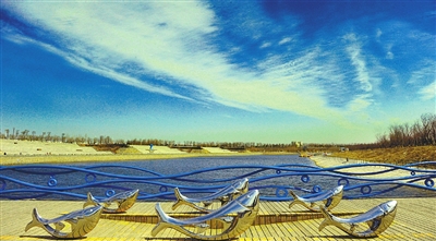 　　3月11日，位于浑河西峡谷岸边，阳光明媚，湛蓝的天空与“海豹宝宝”雕塑合成一首春之歌。李浩摄