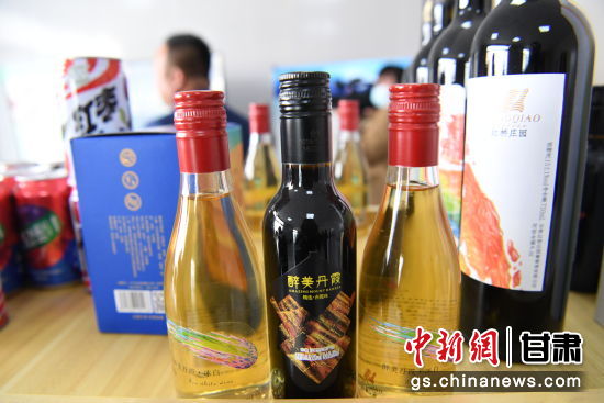 图为临泽返乡创业青年安玉玺创办的电子商贸公司内电商产品。杨艳敏 摄