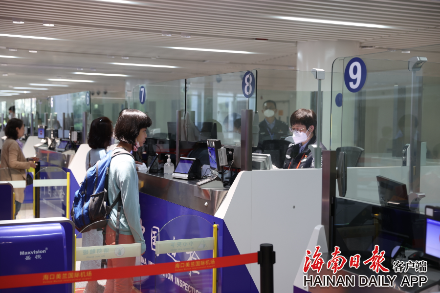 美兰边检站民警正在为旅客办理入境检查手续。朱晨鹏 摄