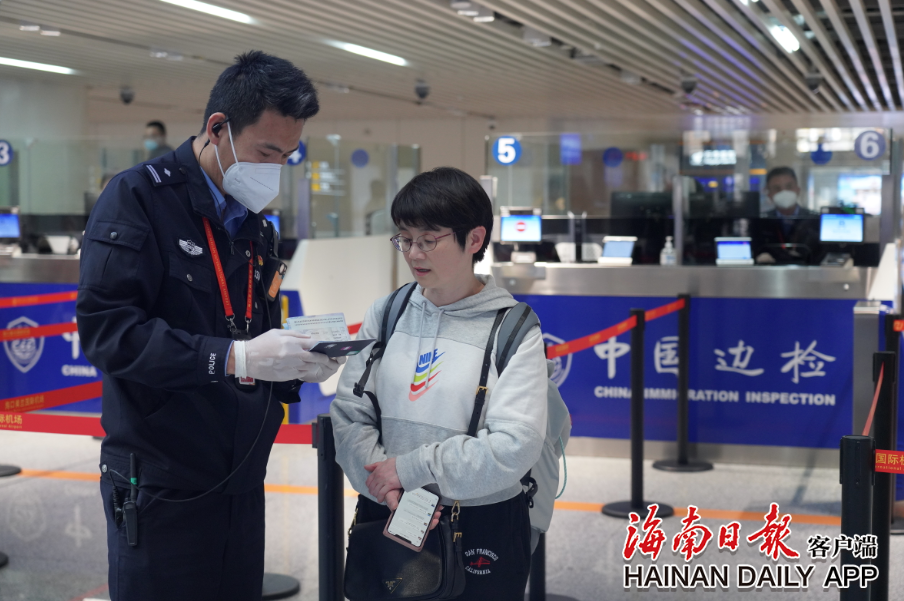 美兰边检站民警正在进一步核实入境旅客信息。王羽 摄