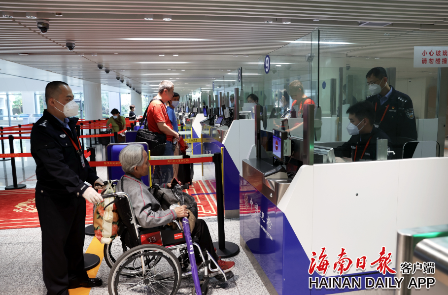 美兰边检站设置了低工位通道,为乘坐轮椅的旅客提供人性化服务。朱晨鹏 摄