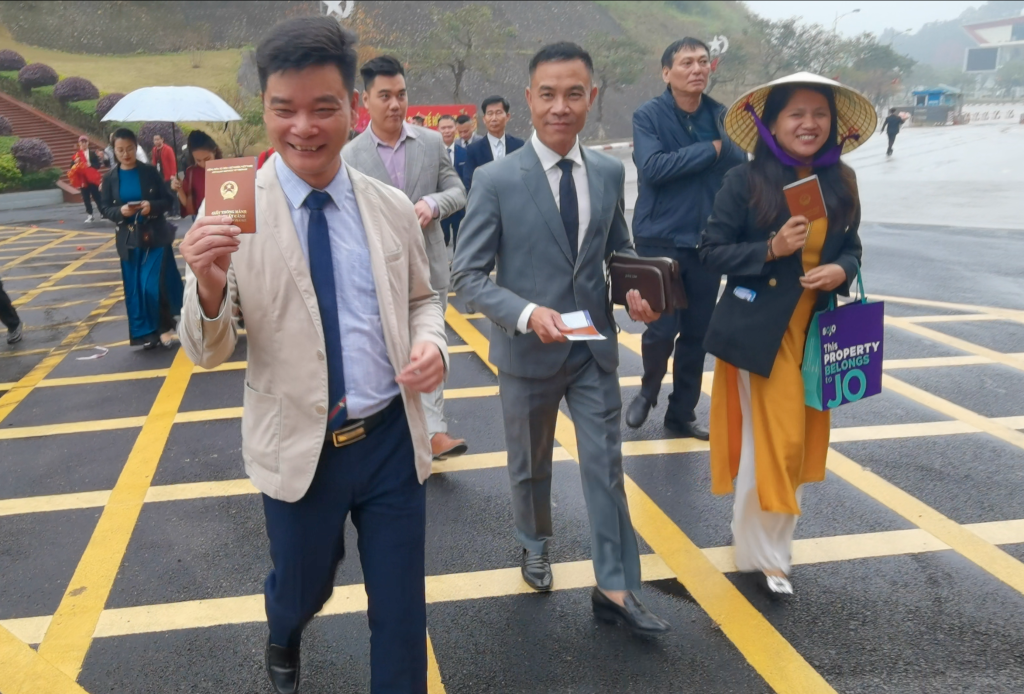 越南游客跨过中越边境零公里边境线。新华社记者梁舜 摄