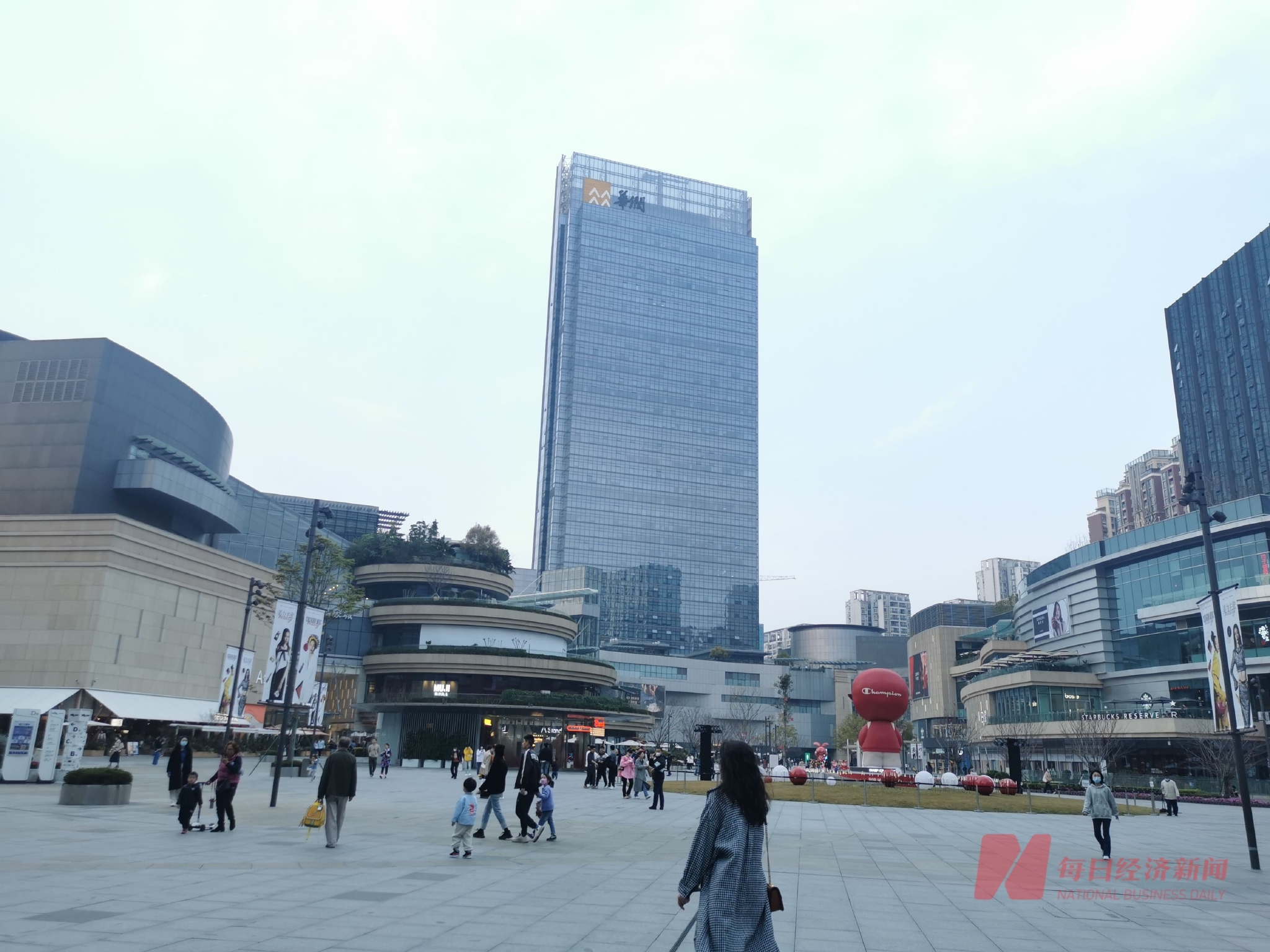 成都万象城广场人流 图片来源:每经记者 陈利 摄