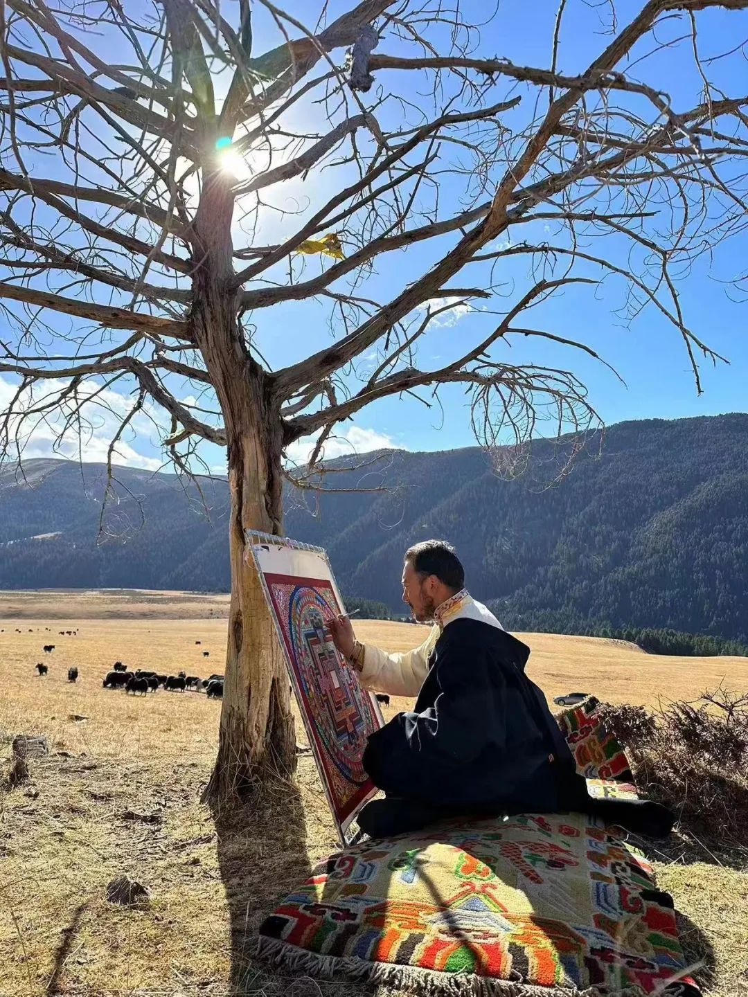 降泽多吉扮演唐卡画师在玉科草原精心作画。道孚县文化广播电视和旅游局 供图