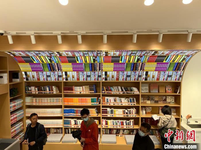 图为南昌东湖区的孺子书房经纬分馆，正在看书的读者。李韵涵 摄