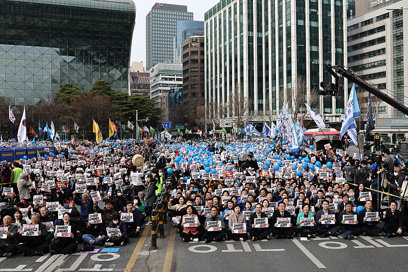△3月11日，韩国民众在首尔市政府广场前举行大规模抗议集会。
