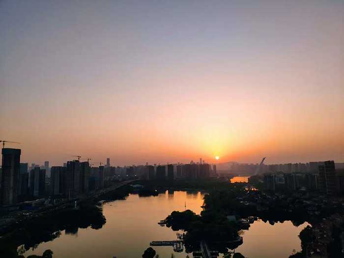图/楼顶看夕阳,来源/蜡烛供图
