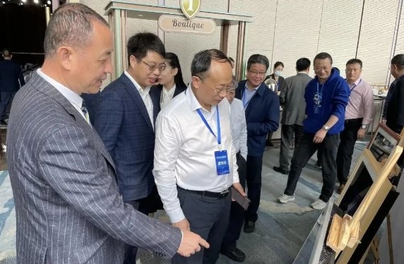 图为邓院士(左三)与香洲区副区长黄文胜(左一)