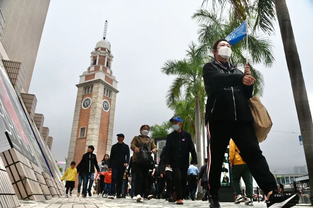 3月19日，内地旅行团于香港尖沙咀钟楼附近游玩。中新社图片