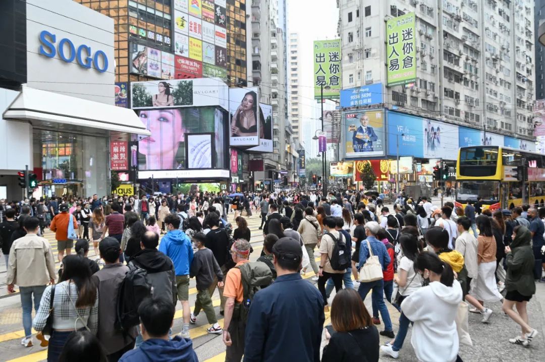 3月19日，大批内地旅客在香港旅游购物。中新社图片