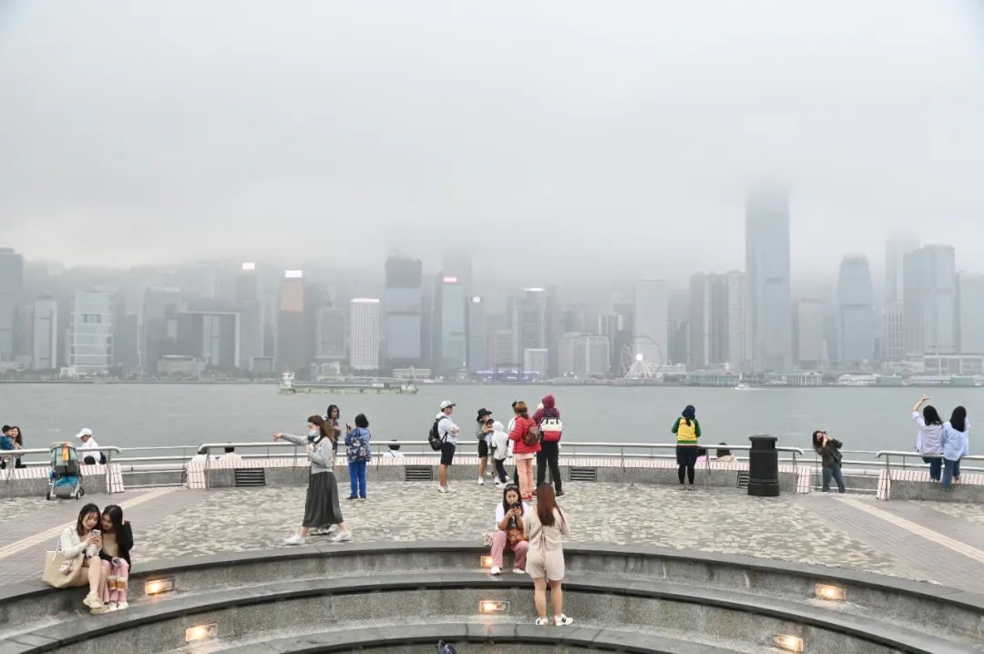 3月19日，游客于香港尖沙咀海滨消遣。中新社图片