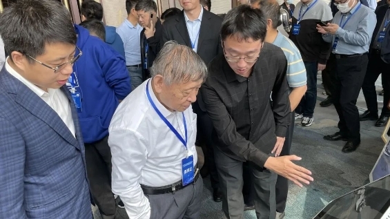 图为范院士(图中左二)在体验臻像光场全息屏