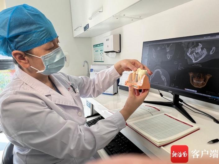 2月28日，海南口腔醫院數字化種植中心副主任、主任醫師韓素勤給患者講種植牙的情況。新海南客戶端 圖