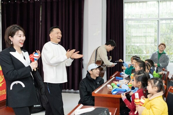 　　唐亚航女士(左一)与邓见超先生(左三)田定丰先生(左二)与孩子们现场欢乐互动